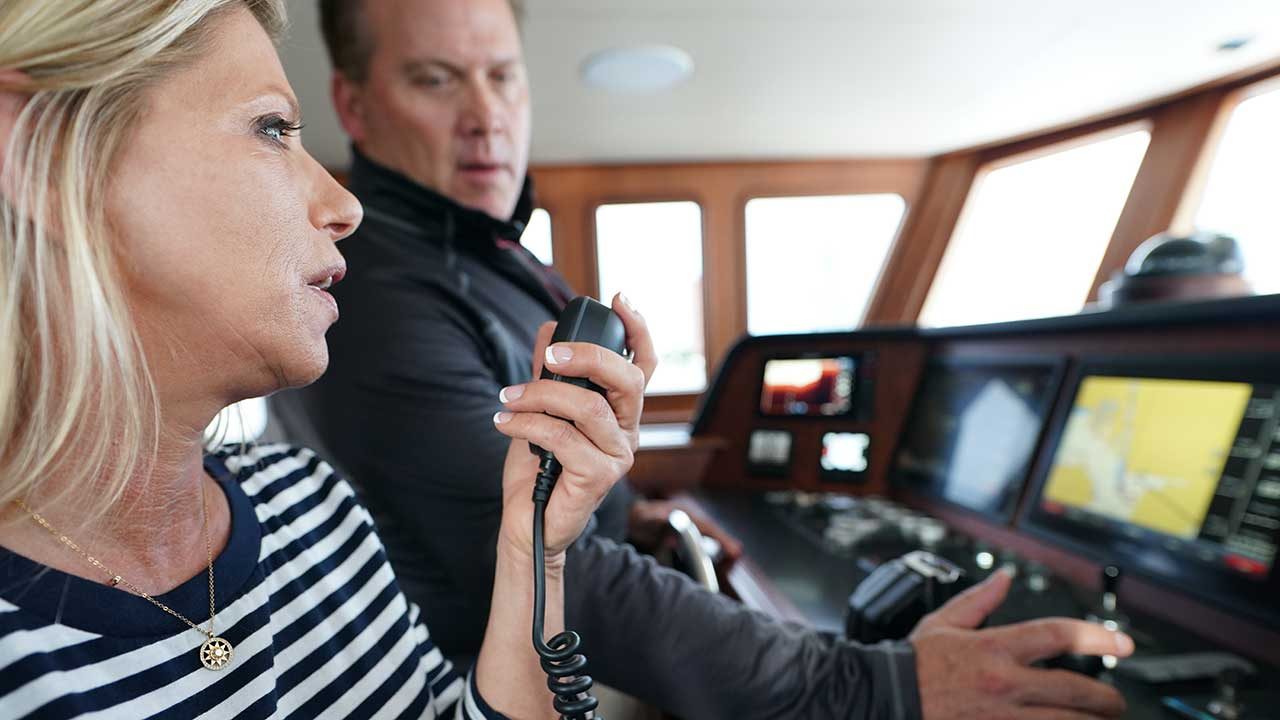 calling-mayday-vhf-trawler-boaters