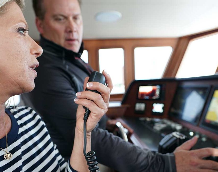 calling-mayday-vhf-trawler-boaters